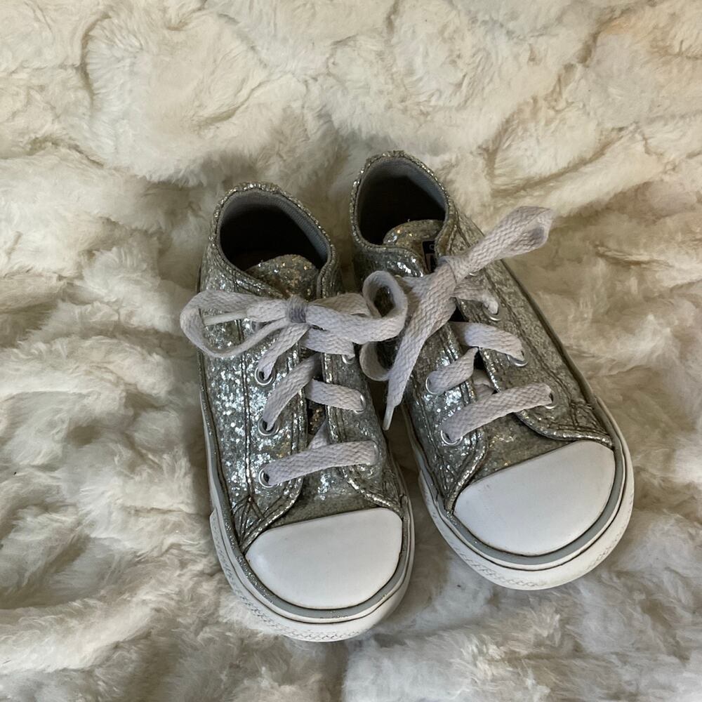 Girls size 7 converse